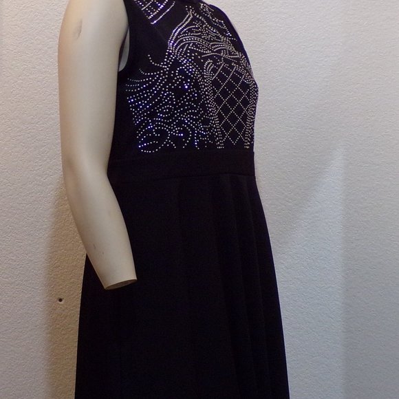 MEANEOR DRESS - Picture 2 of 6